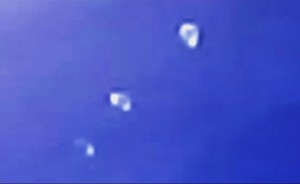 ISS, tre Ufo in fomazione