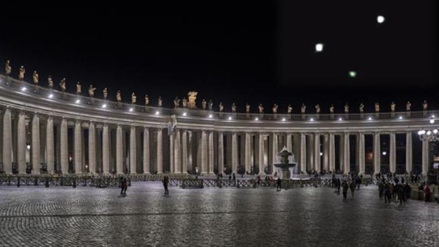 Ufo Roma, Vaticano, ricostruzione. L'ufo è reale e l'immagine è reale. L'ufo è stato inserito nella piazza San Pietro per meglio rendere l'idea.