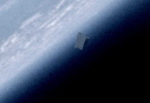 UFO FOTO UFFICIALE NASA IN ORBITA ATTORNO ALLA TERRA