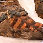 MUMMIA CON SCARPE DA TENNIS SCOPERTA IN SIBERIA. HA PIU' DI 1500 ANNI