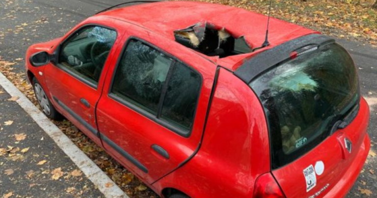 Francia. Buco meteorite su un'auto