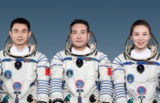 La missione, Shenzhou-13, che dovrebbe durare sei mesi, sarà pilotata da Zhai Zhigang, 55 anni, Ye Guangfu, 41 anni, e Wang Yaping, 41 anni,